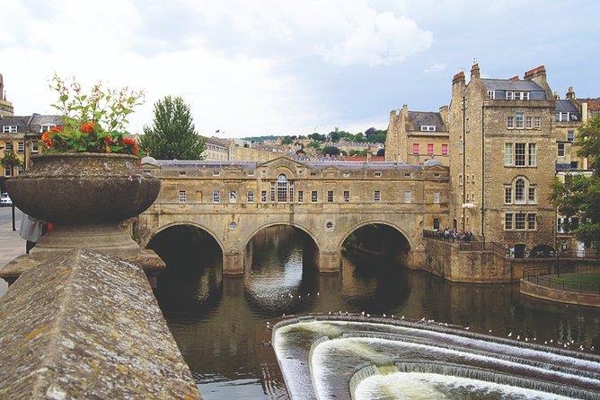 Windsor, Stonehenge and Bath Day Trip from London Spanish - What makes the day work: guide style, headsets, and coach comfort